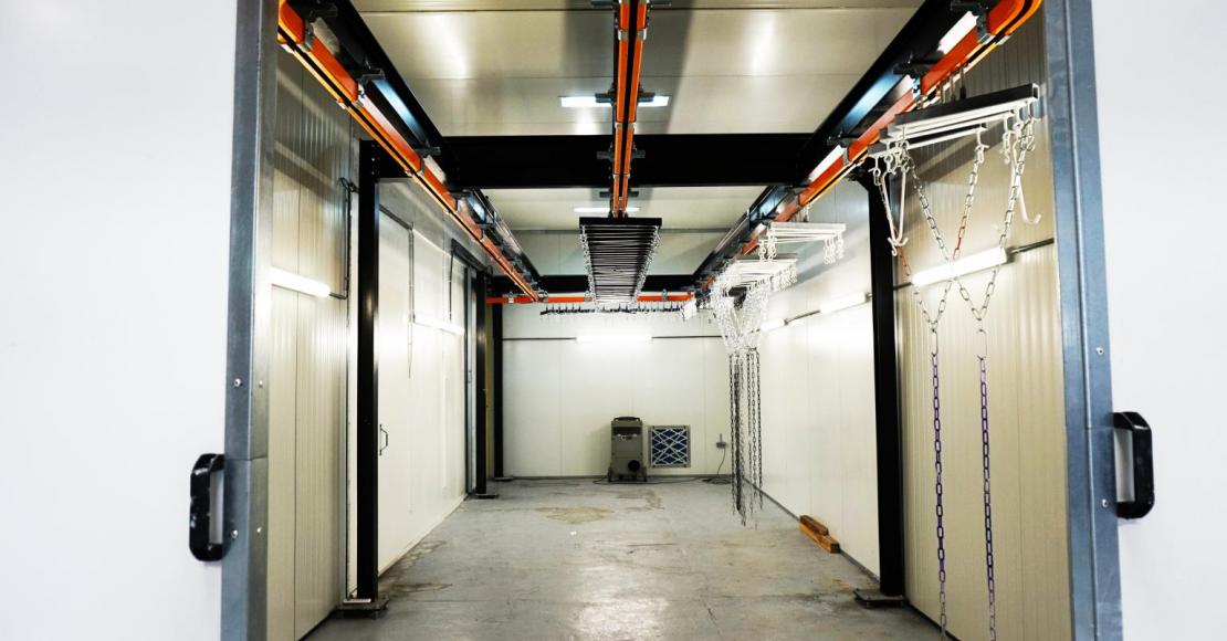 power and free, dropsecties, kettingbanen, kettingbaansysteem, monorailsysteem, GIS-takels, cleantrack, bovenloopkranen, zwenkkranen, intern transportsysteem, traversekranen, verdeelbrug, spuitrobots, peodercoatingstraat, poedercoatcabine, moffelovens, baden